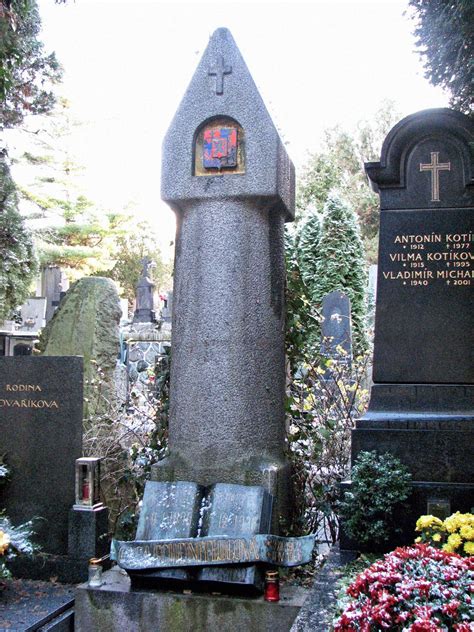 Karel Čapek a habitant na vyšehradském hřbitově
