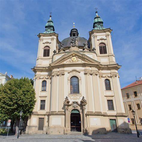 Gotický kostel s barokní kaplí - harmonický celek