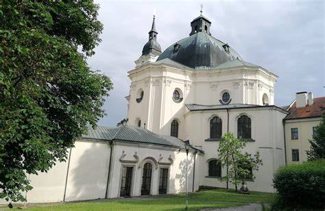 poutní kostel barokní fasáda věže