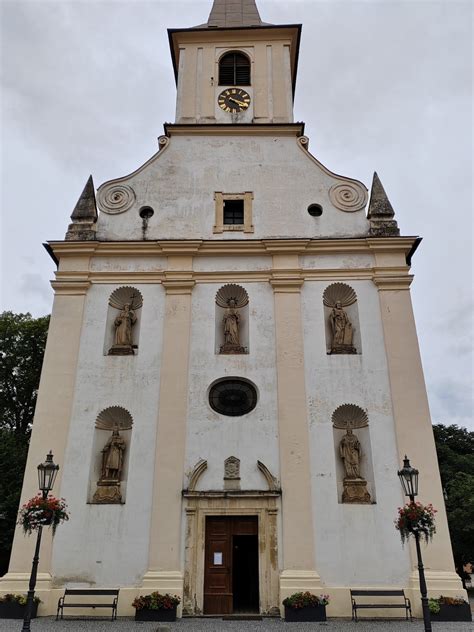 Štítek průčelí kostela a sousoší andělů
