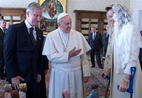 Bílý rituální oděv papeže a jeho symboly