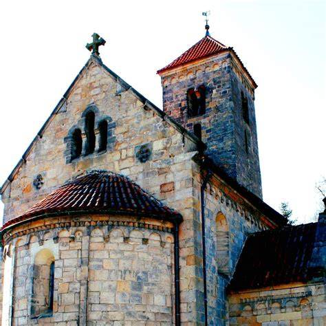 Kostelní architektura románská