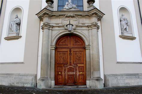 Architektura evangelického kostela: věž a portál
