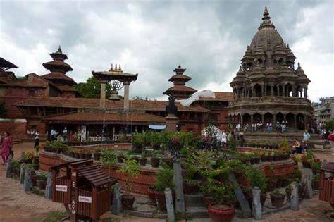 chrám s pěti patry v Patanu pohled na Kumbeshvara Mandir
