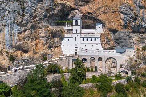 Ostrog - klášter ve skále