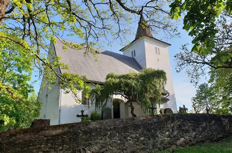 barokní kostnice a kostel na Mouřenci