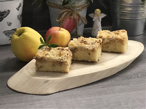 obětní košík na křižovatce s jablky a svící