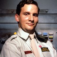 Arnold Rimmer v uniformě na lodi Červený trpaslík