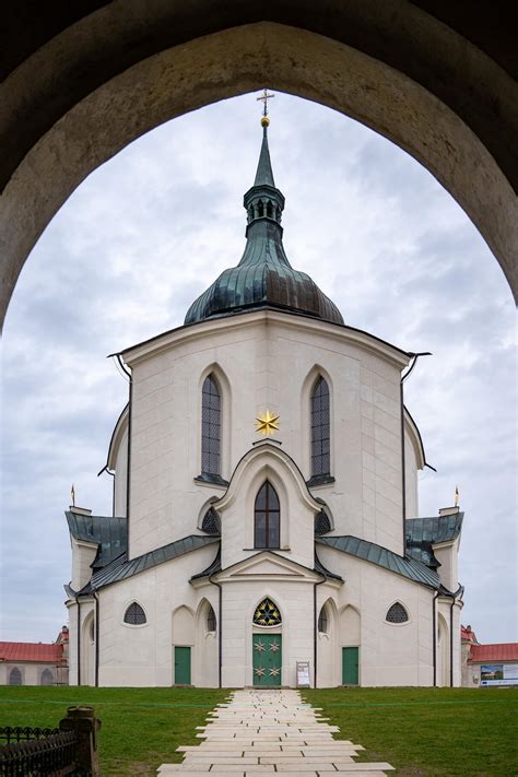 kostel svatého Jana Nepomuckého ve Skuhrově - fasáda a věž