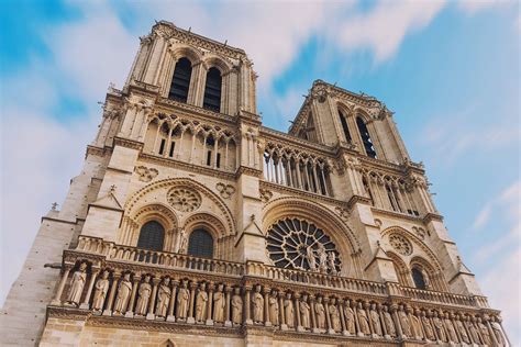 Notre-Dame průčelí architektura a sochy