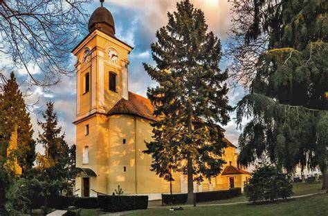 Kostel svatých Isidora a Martina v parku