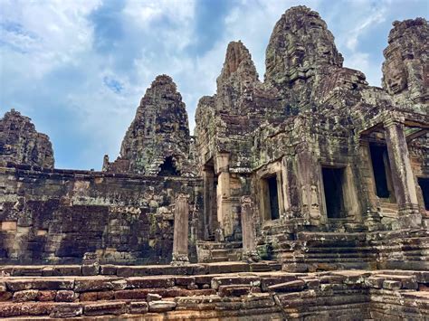 chrámová architektura Angkor Wat - pyramidy, věže a basreliéfy