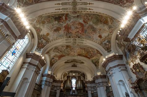 barokní schodiště a fresky Paula Trogera (významný architektonický prvek opatsví Göttweig)