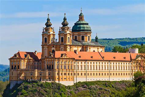 klášter Melk - pohled z říčního břehu a hadími teními vybavení komplexu