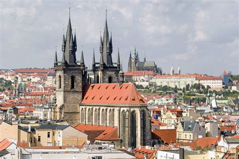 Týnský chrám věže a střechy z náměstí
