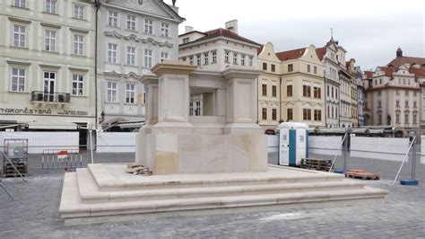 Historické zobrazení Mariánského sloupu i replika