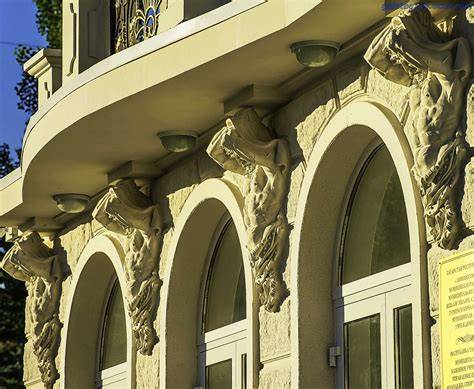 Reliéfní výzdoba budov a architektonický kontext