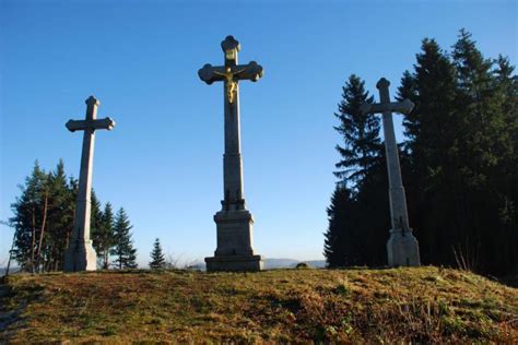 Kalvárie polná - žulové kříže na vrcholu kopce