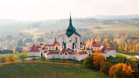historie kláštera Pomuk veduta z Vltavy a Zelené hory
