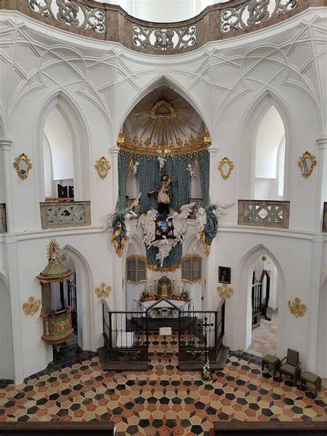 interiér kostela sv. Jana Nepomuckého, oltář a loď