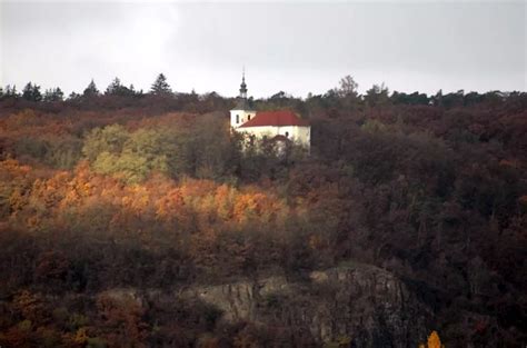 pohled z dálky na kostel v Chuchelském háji