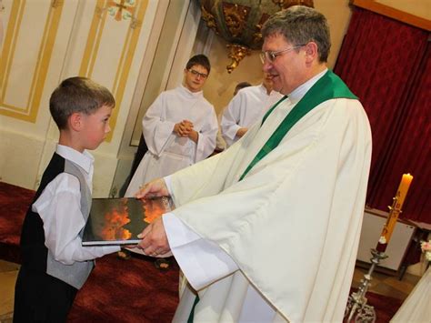 děti v kostele při prvním přijímání