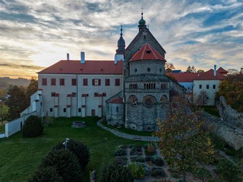 Bazilika sv. Prokopa a Židovská čtvrť - celková perspektiva
