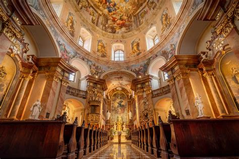 Pozdně barokní interiér a presbytář kostela sv. Markéty