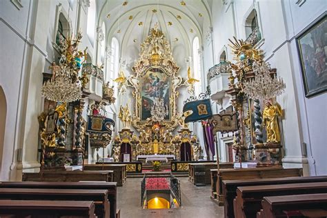 Barokní interiér s freskami a oltáři
