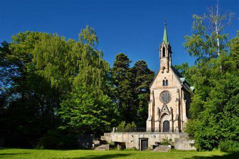 zámecká kaple a turistická stezka
