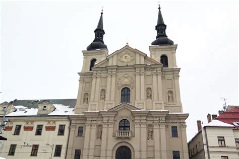 Historický kostel a jeho průčelí s barokními detaily