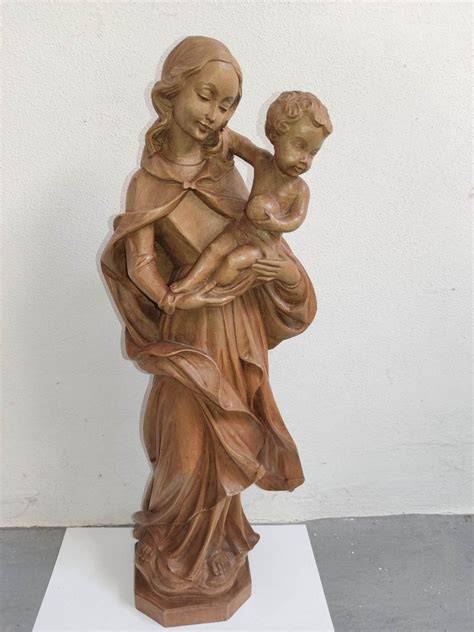 ilustrativní foto dřevěné madony zahradní
