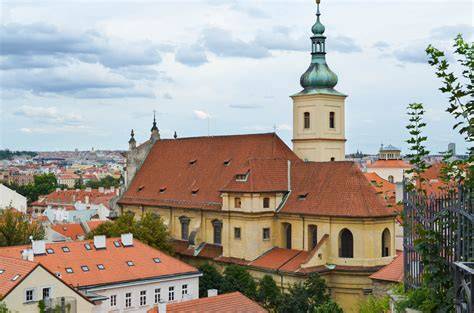 Kostel Panny Marie Vítězné a svatého Antonína - exteriér a hlavní průčelí