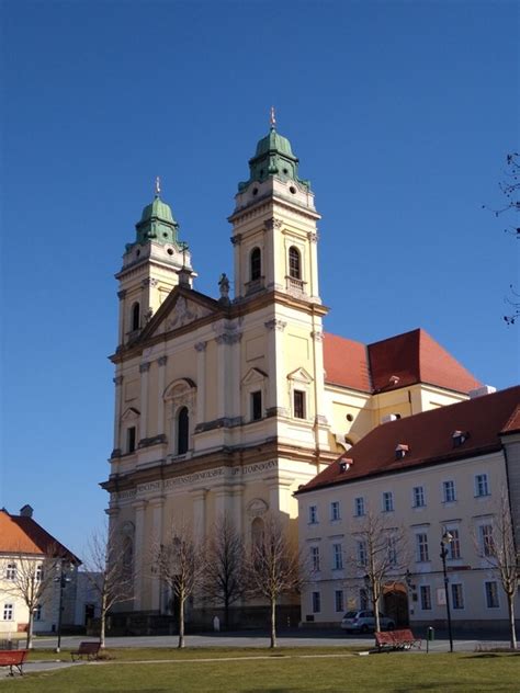Kostel Nanebevzetí Panny Marie ve Valticích - fasáda a věže