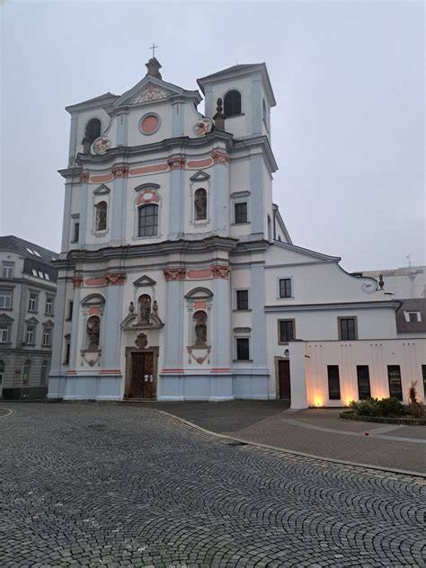 původní románský kostel a klášter Dvůr nad Labem