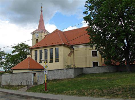 Kostel Nejsvětější Trojice Neznašov - architektura a ohradní zeď