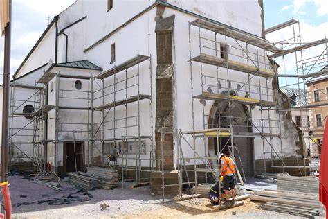 Detail fasády a arkádových kaplí kolem kostela Neznašov