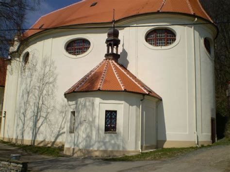 Kostel svatého Libora Jesenec - exteriér (baroko a oválný půdorys)
