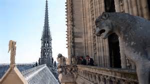 zachyteni pohled na katedralu Notre-Dame a jejich věže