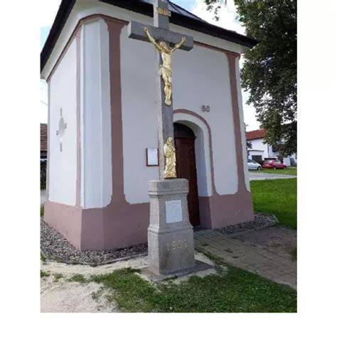 umelecké prvky kaple drátěné postavy