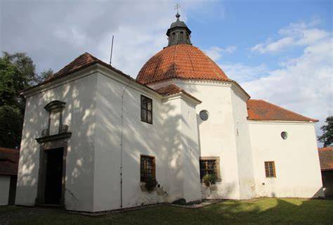 Kostel svaté Anny v Holešově - exteriér a okolí