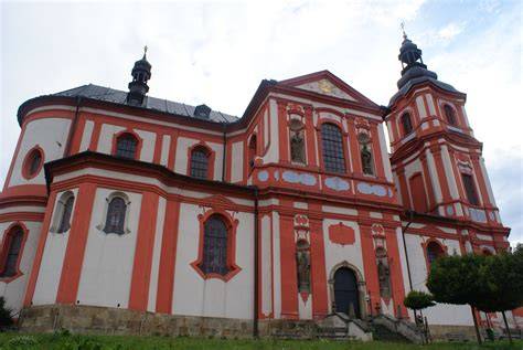 barokní kostel s věží a freskami