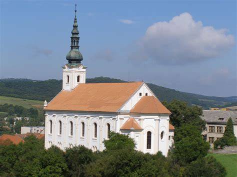 kostol Brezová pod Bradlom dominantní věží