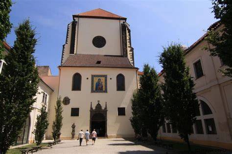 Kostel Panny Marie Sněžné - exteriér a mozaika nad portálem