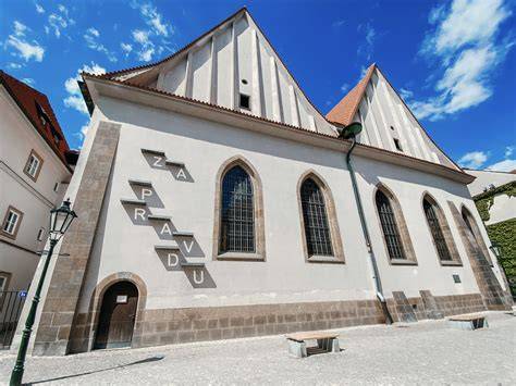 Betlémská kaple sluneční nápis Za pravdu fasáda