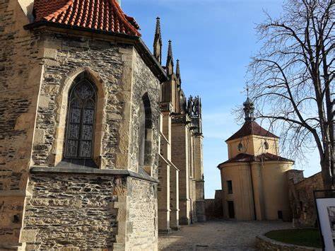 krajina svatého kopečku s chrámem a zahradami