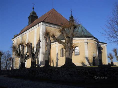 Kostel Panny Marie Matky Církve v Proseči architektura vitráže