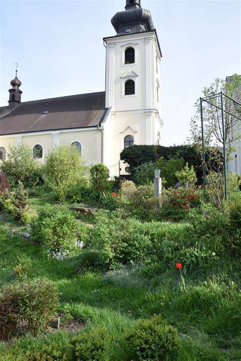 kaple Písek a farní areál (kaple, kostel a parkoviště)