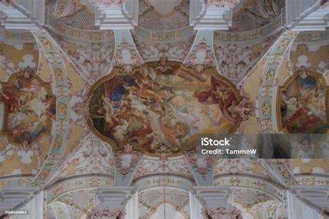 barokní kruchta uvnitř kostela