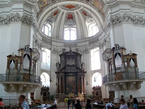Interiér Regensburger Dom se stříbrným oltářem